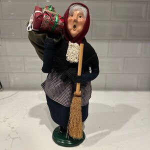 Byers Choice caroler. 1999. Old Befana Italy from Santa’s of the World Series.